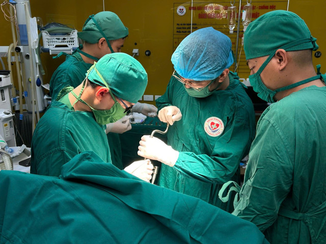 Kíp mổ sọ não cấp cứu do bác sĩ CKII Nguyễn Tiến Dũng, Phó Giám đốc Bệnh viện ĐK tỉnh Quảng Ninh phối hợp với TTYT Móng Cái thực hiện - Ảnh BVCC mo-nao-thuc1.jpg
