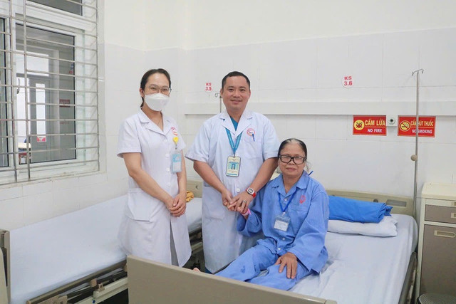 Các bác sĩ thăm hỏi bệnh nhân trước khi ra viện - Ảnh BVCC u-buong-trung-cu-1.jpg