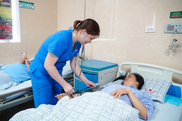 Thăm khám cho bệnh nhân - Ảnh BVCC vo-tu-cung-1.jpg