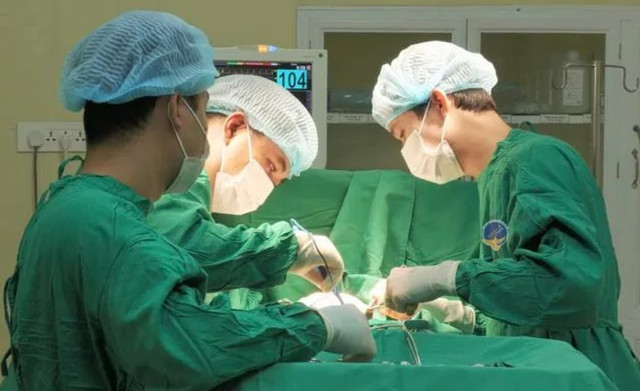 Một phụ nữ phải cắt bỏ 2 vú vì dùng ong đốt chữa ung thư vú. Ảnh: BVCC utv-di-can-ong-dot.jpg
