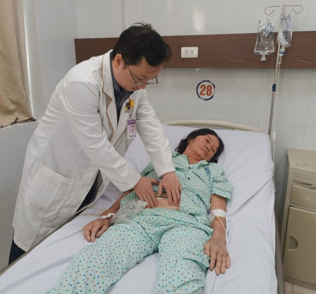 Thăm khám cho người bệnh vỡ bàng quang tự phát - Ảnh BVCC vo-bang-quang-tu-phat-1.jpg