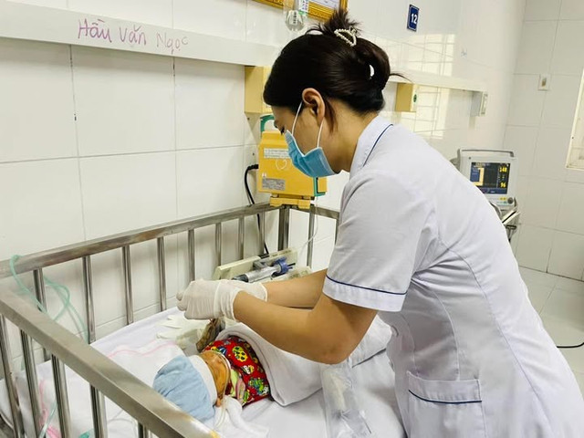Trẻ được theo dõi chăm sóc tích cực tại khoa Nhi - Ảnh BVCC day-ron.jpg