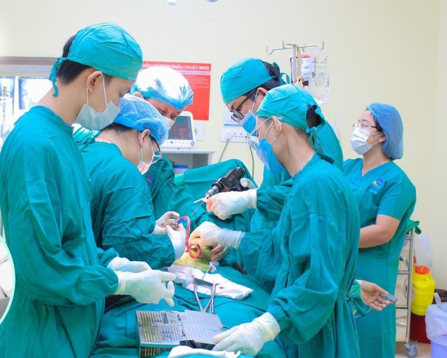 Ca phẫu thuật cho bệnh nhân - Ảnh BVCC nga-cao.jpg