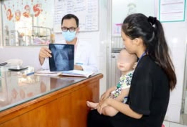 Bác sĩ thăm khám và tư vấn cho gia đình - Ảnh BVCC kim-bang-5-6938.jpg