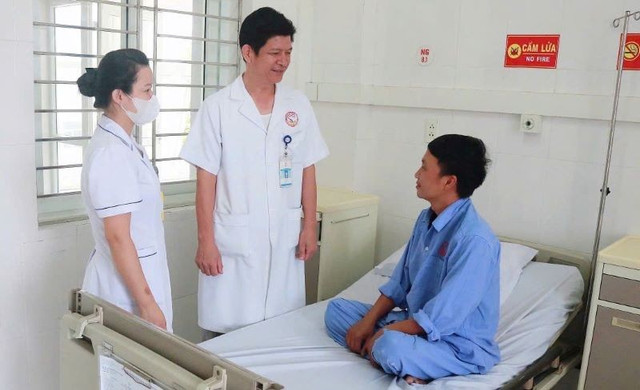 Thăm khám cho bệnh nhân sau phẫu thuật - Ảnh BVCC thung-tang-2.jpg