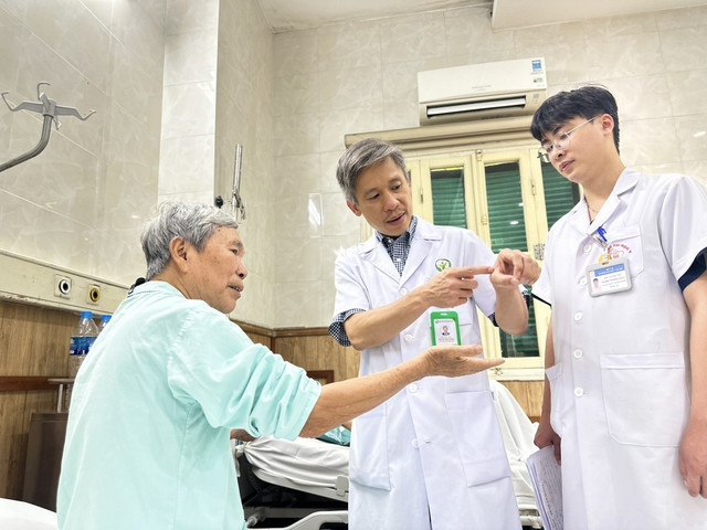 PGS.TS Nguyễn Mạnh Khánh, Phó Giám đốc Bệnh viện, Trưởng khoa Phẫu thuật Chấn thương Chỉnh hình 1 giải thích tình trạng bệnh lý cho bệnh nhân - Ảnh BVCC ca-phau-thuat-db.jpg