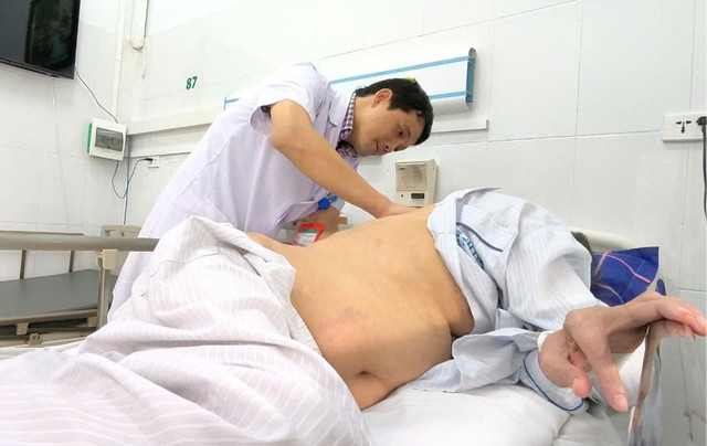 Thăm khám vết mổ nhiễm nấm cho bệnh nhân - Ảnh BVCC nhiem-nam.jpg