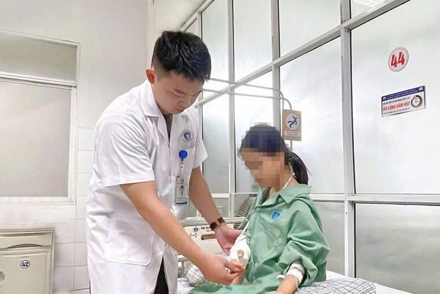 Bác sĩ Vũ Hoàng Đại Hải thăm khám, hướng dẫn người bệnh tập vận động sau phẫu thuật - Ảnh BVCC ket-xuong-1.jpg