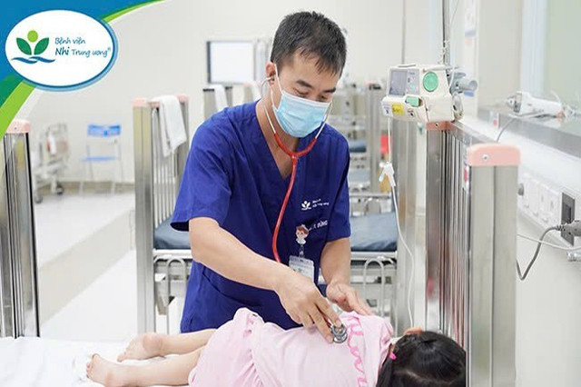 ThS.BS Nguyễn Trọng Dũng – Phó Trưởng khoa Cấp cứu và Chống độc thăm khám cho một bệnh nhi điều trị tại khoa - Ảnh BVCC gia-tang-tai-nan-thuong-tich-dip-he-loi-canh-bao-khong-cua-rieng-ai-2.jpg