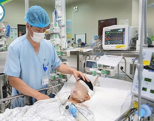 TS.BS Đặng Ánh Dương – Trưởng khoa Điều trị Tích cực Ngoại thăm khám cho một bệnh nhi đang điều trị tại khoa - Ảnh BVCC gia-tang-tai-nan-thuong-tich-dip-he-loi-canh-bao-khong-cua-rieng-ai-1.jpg