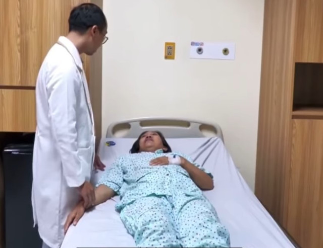 Thăm khám tư vấn cho bệnh nhân sau phẫu thuật - Ảnh BVCC tham-kham-cho-benh-nhan.jpg