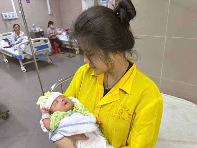Sau 94 ngày điều trị, bé T.A lên được 2,3kg và được xuất viện - Ảnh BVCC cuc-non-2.jpg