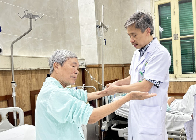 Cả bác sĩ và bệnh nhân vui mừng khi cánh tay đã hồi phục tốt sau phẫu thuật - Ảnh BVCC ca-pt-db3.jpg