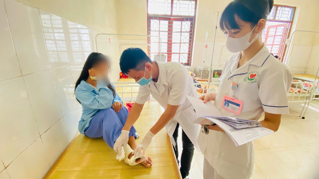 Thăm khám cho bệnh nhân - Ảnh BVCC chan-la.jpg