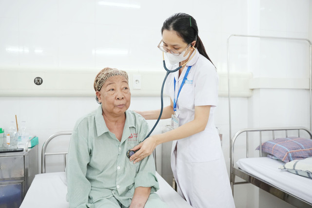 Liệu pháp miễn dịch mang lại nhiều lợi ích vượt trội trong điều trị ung thư phổi không tế bào nhỏ, bao gồm tăng thời gian sống thêm không bệnh và toàn bộ, kiểm soát tiến triển bệnh hiệu quả - Ảnh BVCC dich-phoi-2.jpg