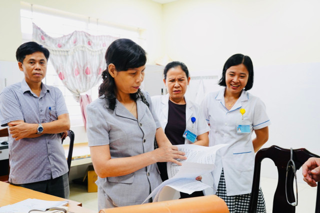 Lãnh đạo Sở Y tế kiểm tra công tác phòng, chống bão tại Trung tâm Y tế Nam Sách, Tây Hải Phòng - Ảnh Sở Y tế cung cấp lanh-doa-hp.jpg