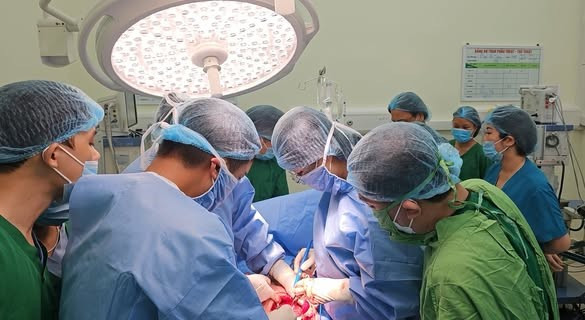 Ê-kíp phẫu thuật cứu hai mẹ con sản phụ - Ảnh BVCC can-nao.jpg