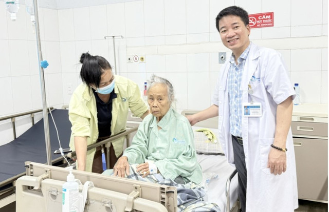 Cụ bà 94 tuổi thoát nguy kịch, sức khỏe hồi phục sau can thiệp ERCP -Ảnh BVCC soi-91.jpg