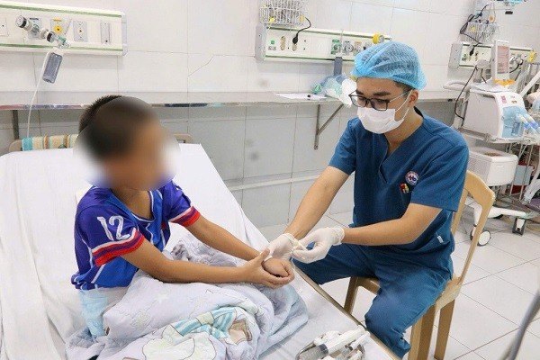 Bệnh nhi đã phục hồi hoàn toàn và đang được tiếp tục theo dõi tại Khoa Hồi sức tích cực Bệnh viện Nhi Thái Bình trước khi được ra viện. - Ảnh BVCC me-thadol.jpg
