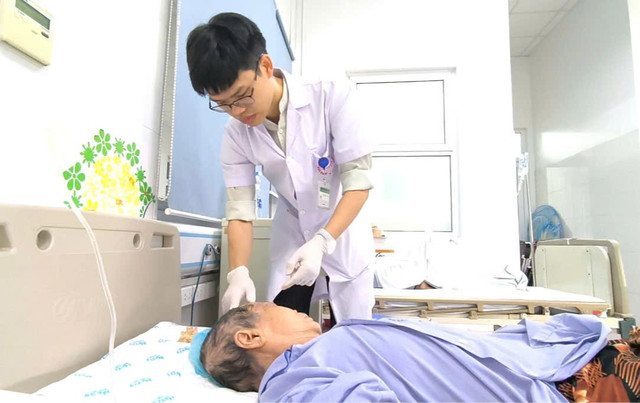 Bác sĩ thăm khám cho bệnh nhân - Ảnh BVCC dau-zona1.jpg