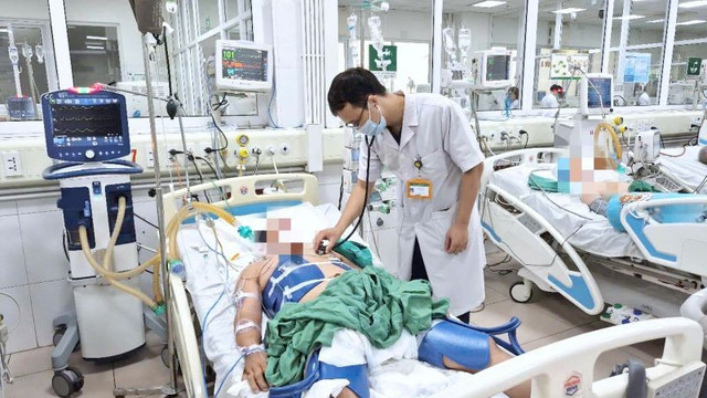 Bệnh nhân được hồi sức tích cực tại bệnh viện - Ảnh BVCC bon-nuoc-3.jpg