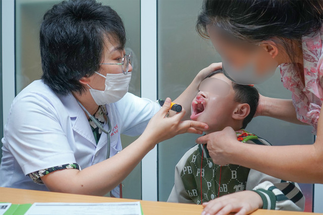 Thăm khám cho trẻ - Ảnh BVCC va-lanh.jpg