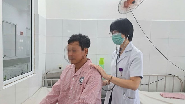 Bác sĩ thăm khám cho bệnh nhân bị dị vật là đốt xương cá dài 1,5 cm mắc kẹt trong phổi - Ảnh BVCC xuong-ca-51.jpg