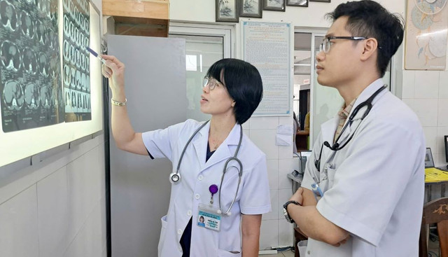 Các bác sĩ xem ảnh chụp CT bệnh nhân - Ảnh: BVCC xuong-ca5.jpg