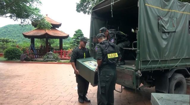 Cơ quan Công an khám xét và thu giữ nhiều tài liệu ở trang trại của Vi "ngộ". Ảnh: CACC vi-ngo-6-119658.jpg