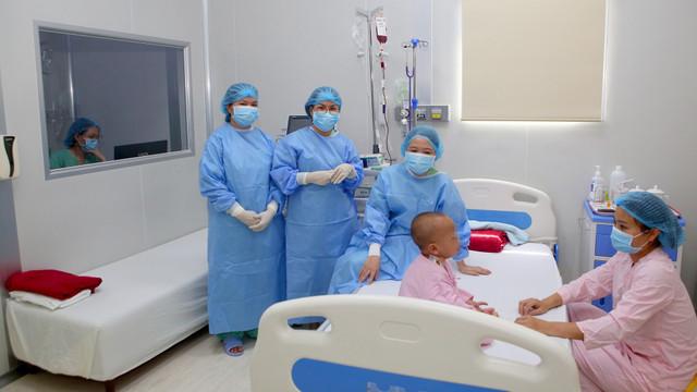 Niềm vui của bác sĩ và gia đình khi bé mắc bệnh hiểm nghèo trở nên khỏe mạnh - Ảnh BVCC ghep-tuy-7.jpg