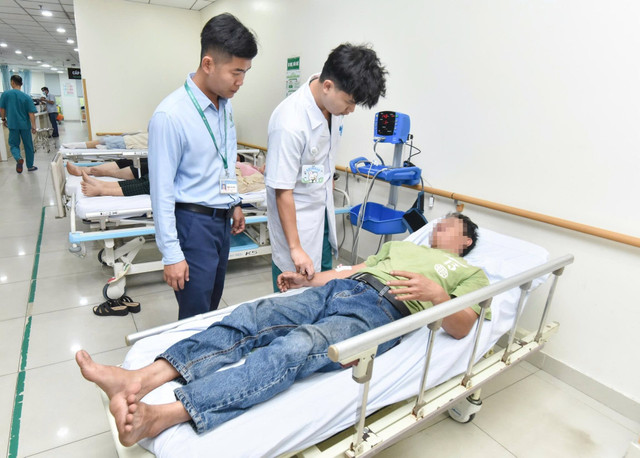 Thăm khám cho bệnh nhân - Ảnh BVCC dot-quy-1.jpg
