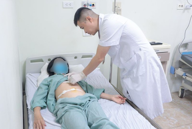 Thăm khám cho bệnh nhân sau phẫu thuật - Ảnh BVCC tu-nga.jpg