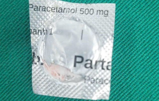 Viên thuốc cả vỏ được lấy ra - Ảnh BVCC vo-thuoc-1.jpg