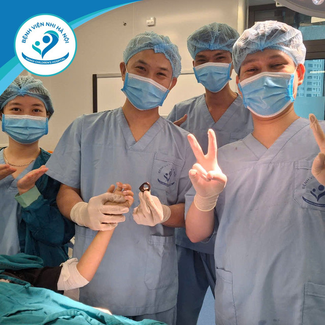Các bác sĩ phẫu thuật lấy chiếc vòng trong tay bệnh nhi - Ảnh BVCC tre-6-tuoi-vong-khoa-cua.jpg