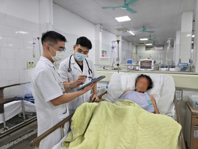 Các bác sĩ Khoa Hồi sức tích cực thần kinh theo dõi sát sao từng chỉ số, diễn biến của bệnh nhân - Ảnh BVCC set-danh.jpg
