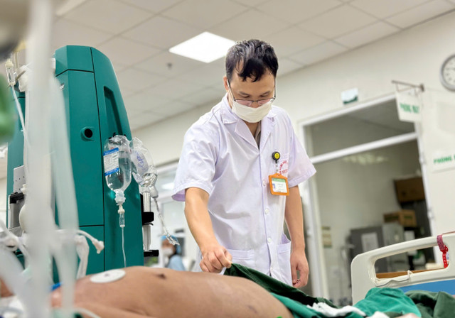 Thăm khám cho bệnh nhân - Ảnh BVCC viem-mo-te-bao-2.jpg