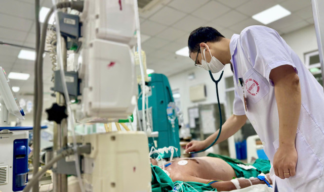 Bệnh nhân đang được hồi sức tích cực nhưng nguy cơ tử vong cao - Ảnh BVCC viem-mo-te-bao-3.jpg