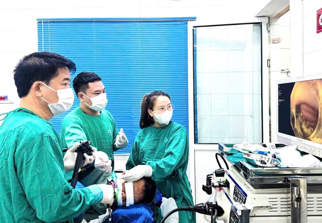 BSCKI Nguyễn Quảng Đại cùng ekip nội soi can thiệp. u-thuc-quan1.jpg