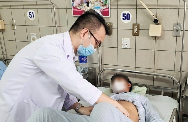 Thăm khám cho bệnh nhân - Ảnh BSCC suy-than.jpg