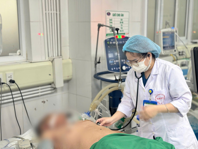 Thăm khám cho bệnh nhân viêm tụy cấp hoại tử - Ảnh BVCC tuy-cap-3.jpg