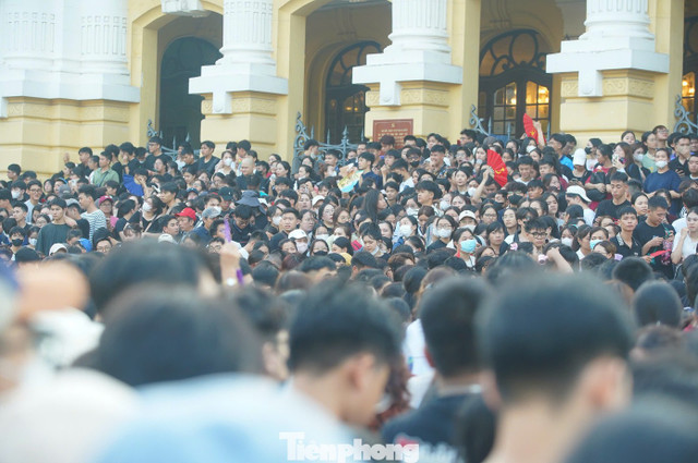 Hàng nghìn người đổ về nhà hát chỉ trong buổi sáng. Ảnh: Duy Phạm. Hàng nghìn người đổ về nhà hát chỉ trong buổi sáng. Ảnh: Duy Phạm.