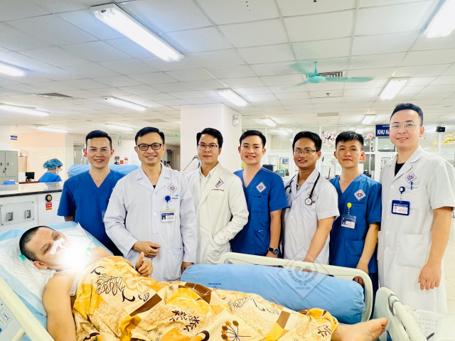 Tập thể các bác sĩ tham gia điều trị chụp ảnh với người bệnh M -Ảnh BVCC thau-tim.jpg