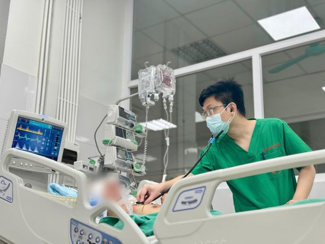 Thăm khám cho bệnh nhân - Ảnh BVCC viem-nao-1.jpg