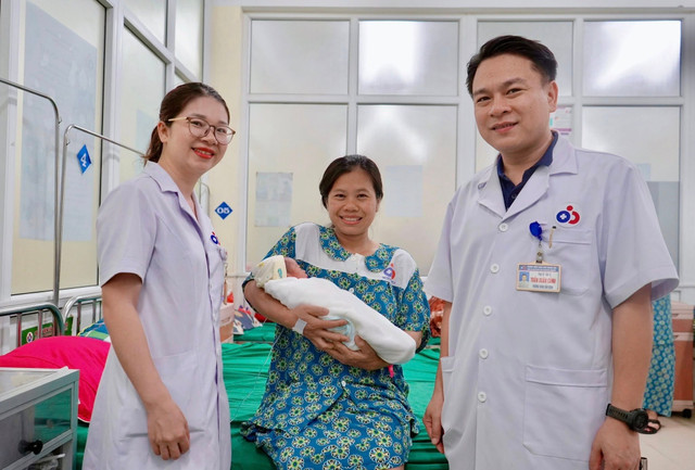 Bác sĩ thăm hỏi mẹ con sản phụ vượt cạn thành công - Ảnh BVCC mang-thi-9.jpg