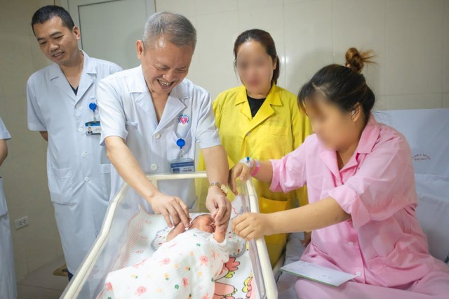 Bàn tay nhỏ của em bé sơ sinh cứ nắm chặt tay GS.TS Lê Ngọc Thành - Ảnh BVCC su-song.jpg