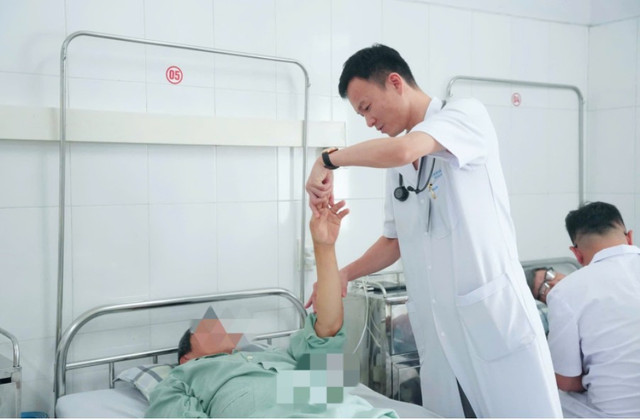 ThS.BS Giáp Hùng Mạnh thăm khám cho bệnh nhân - Ảnh BVCC nong-dong-mach-canh.jpg