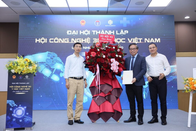 Ông Phạm Trung Giang (bên trái) - Phó Vụ trưởng Vụ Tổ chức phi chính phủ - Bộ Nội vụ trao quyết định thành lập Hội Công nghệ 3D Y học Việt Nam. thumbnail-2.jpg
