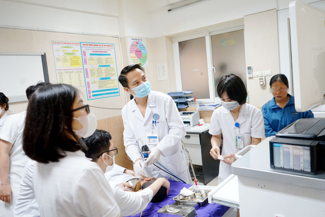 TS.BSCC. Lê Anh Tuấn thăm khám cho bệnh nhi - Ảnh BVCC ro-dich-nao-tuy-qua-tai.jpg