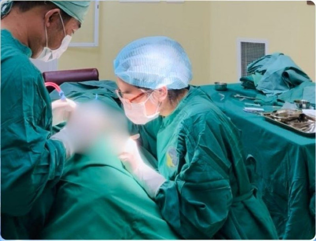 Hình ảnh ê-kíp phẫu thuật lấy cành cây đâm xuyên thái dương bệnh nhân - Ảnh BVCC cay-xuyen-t.jpg