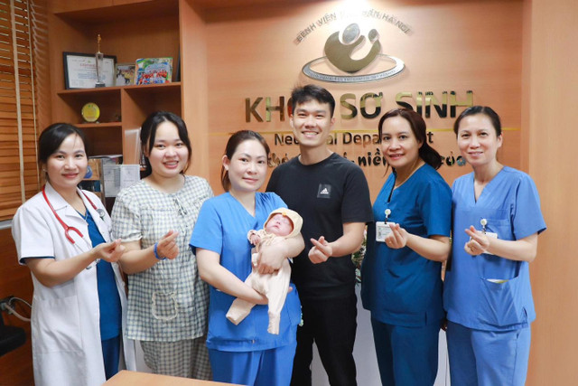 Niềm vui của y bác sĩ và gia đình khi con được trở về với gia đình - Ảnh BVCC 505435452-1028462529459910-5850644592565500421-n.jpg